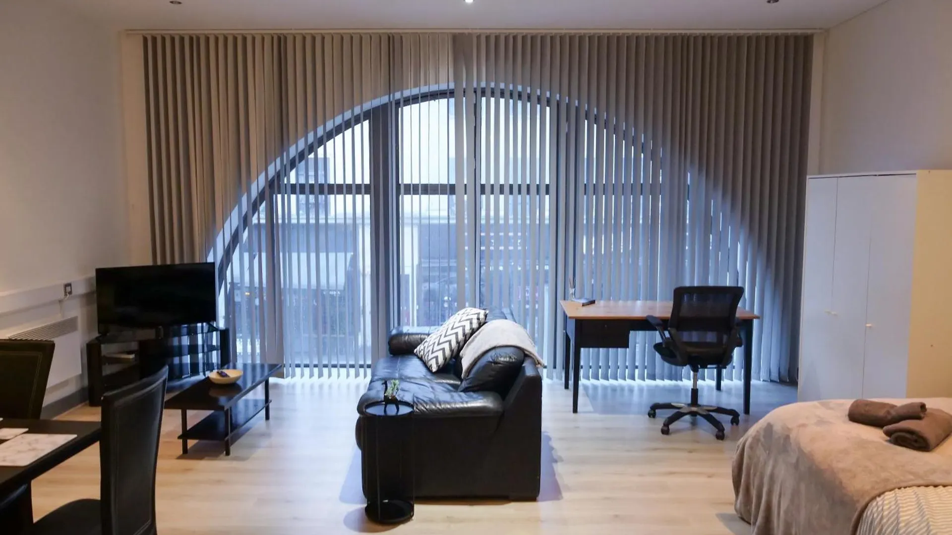 Spacious And Modern Studio Apartment Swansea City Centre