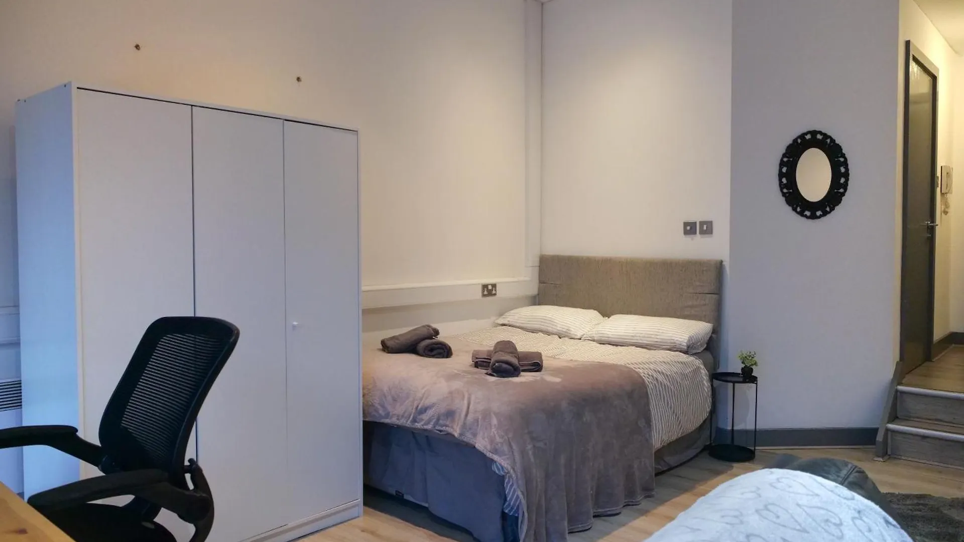 Spacious And Modern Studio Apartment Swansea City Centre