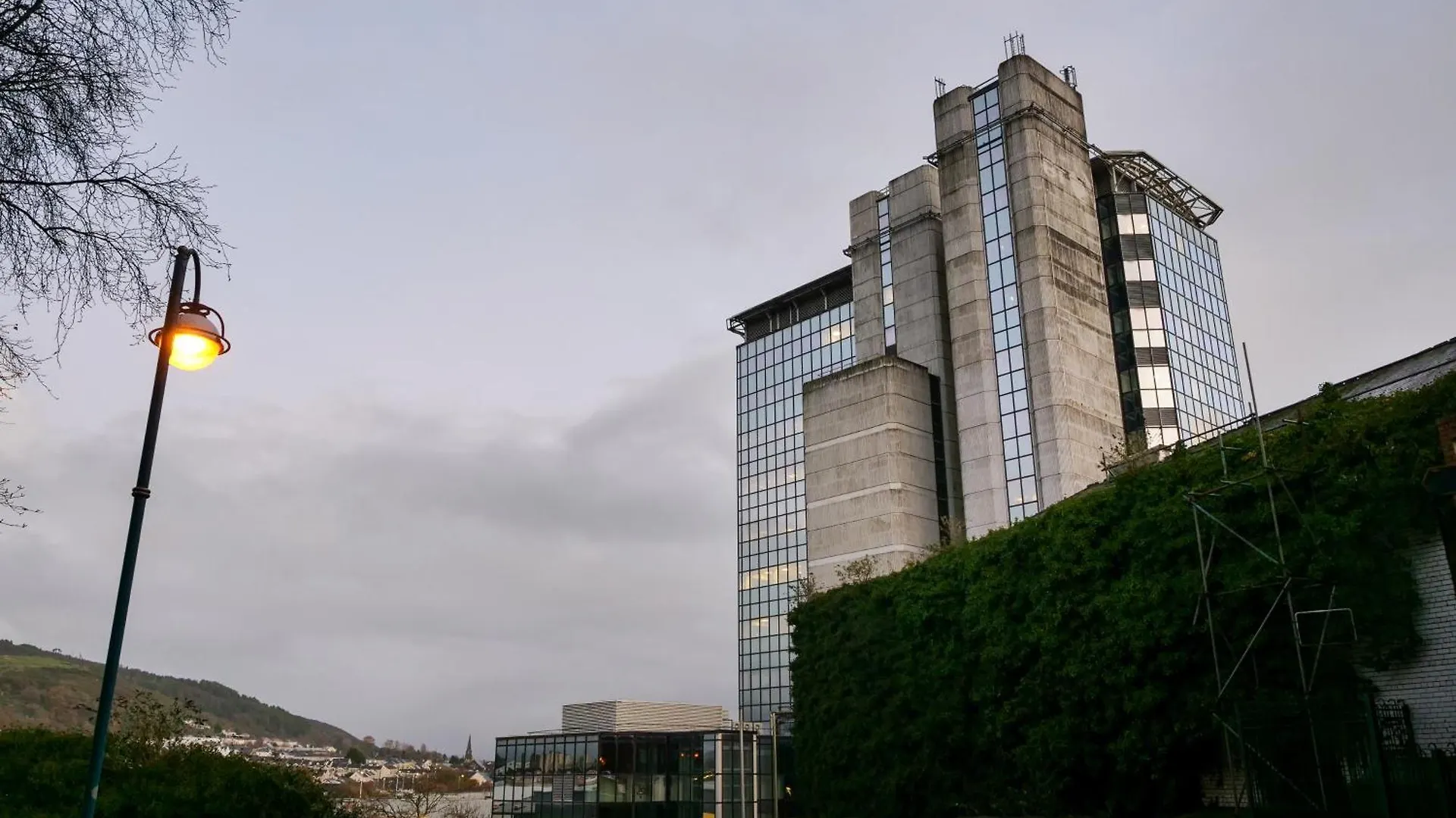 Spacious And Modern Studio Apartment Swansea City Centre